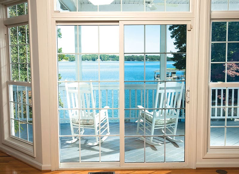 Films protection solaire sur la porte terrasse vue sur lac